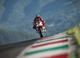 中国体彩网官方首页_阎相闯手捧月最佳奖杯哽咽，这个瞬间，想献给病床上的母亲