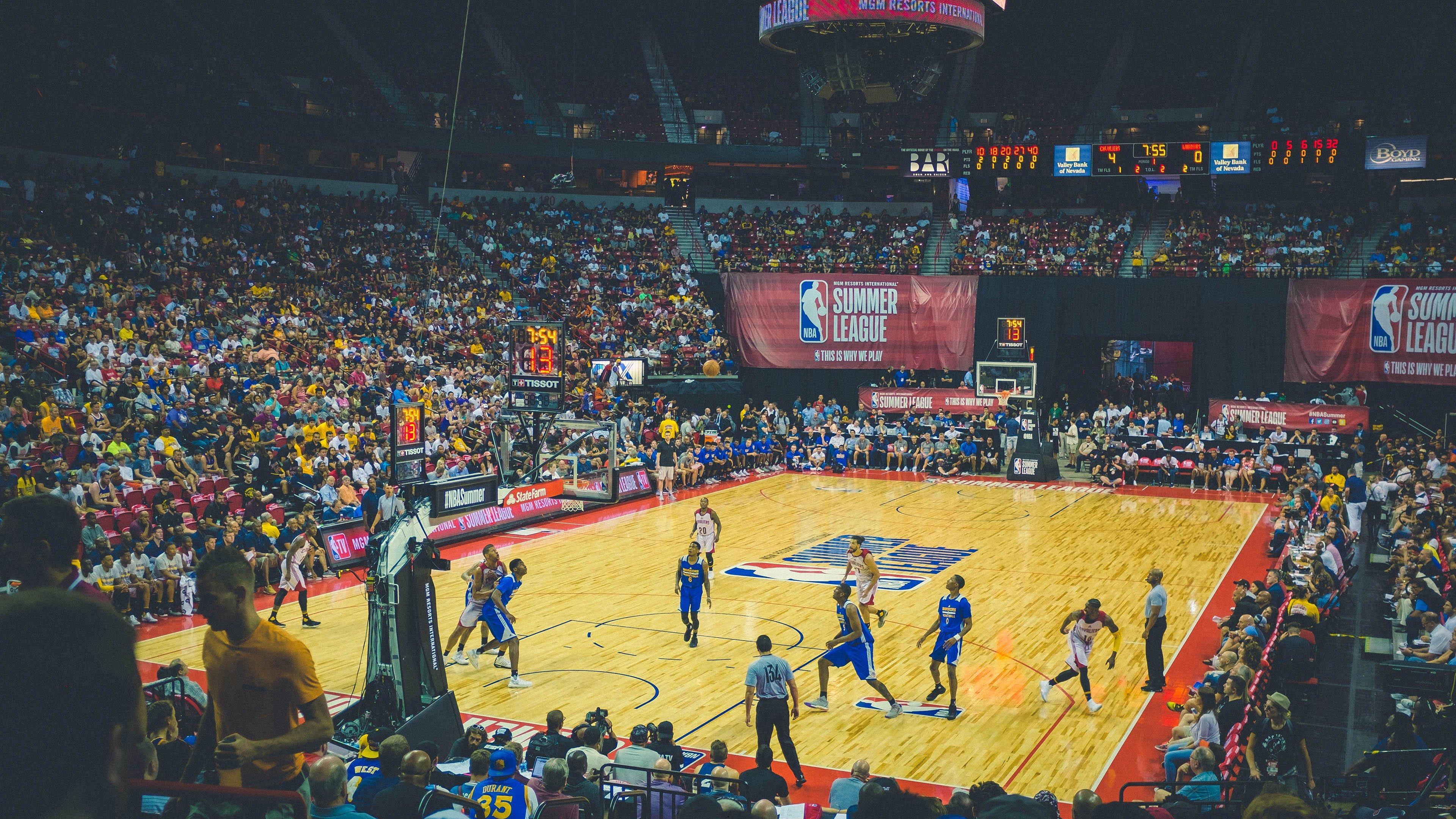 浓眉赛后与阿德巴约温情相拥，飞吻致意点燃热火主场激情